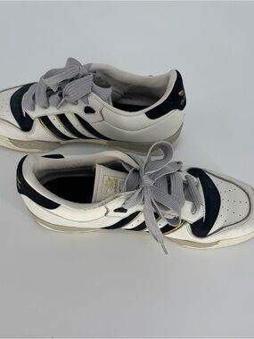 adidas Men’s White Black and Gray Low-Top Sneakers Size7